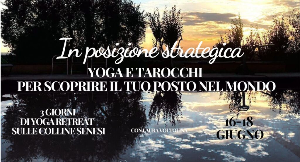 Locandina del retreat yoga e tarocchi sulle colline senesi dedicato a in posizione strategica, yoga e tarocchi per scoprire il tuo posto nel mondo